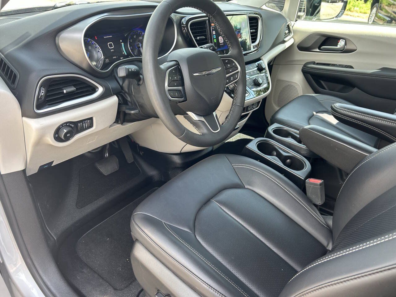 Used 2024 Chrysler Pacifica Touring-L FWD image 21