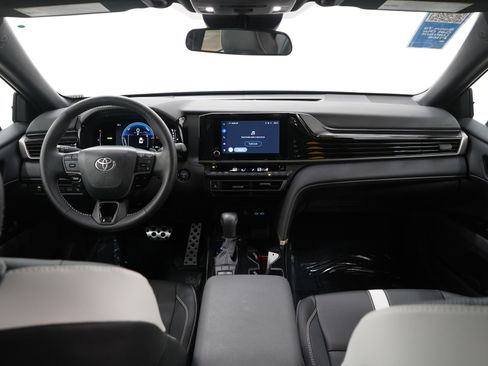 Used 2025 Toyota Camry SE image 12