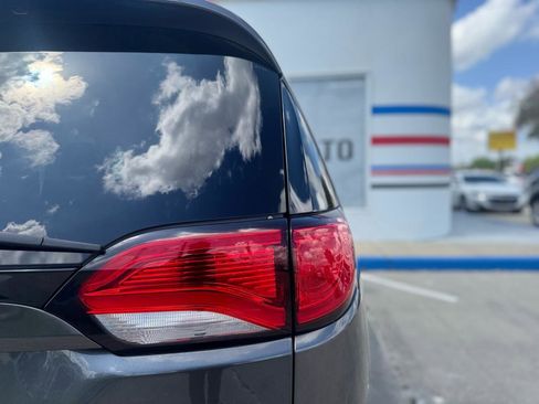 Used 2019 Chrysler Pacifica Touring-L FWD image 28