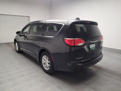 Used 2017 Chrysler Pacifica Touring FWD image 5