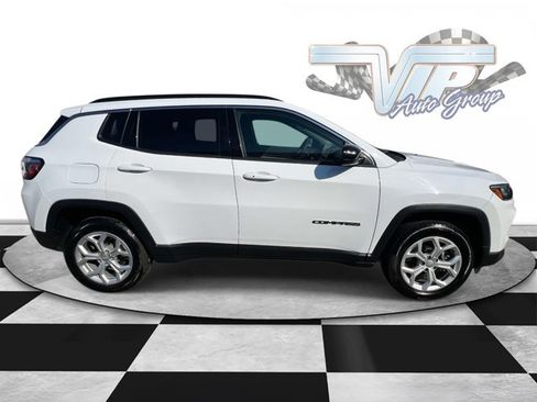 Used 2024 Jeep Compass Latitude image 4