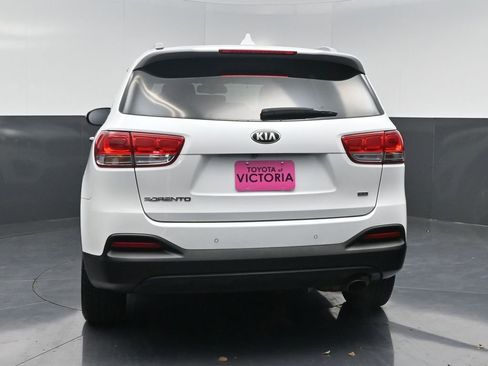 Used 2017 Kia Sorento LX w/ LX Convenience Package image 16