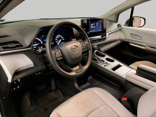 Used 2025 Toyota Sienna LE FWD image 12