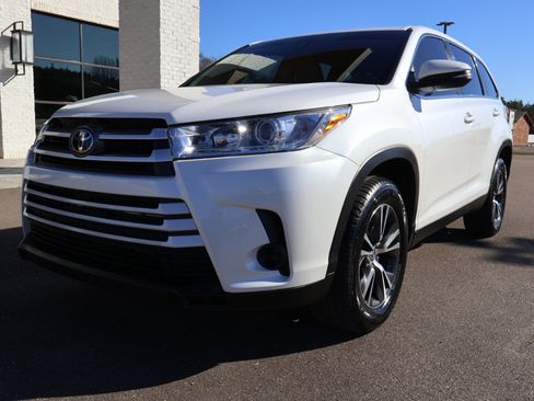 Used 2019 Toyota Highlander LE image 2