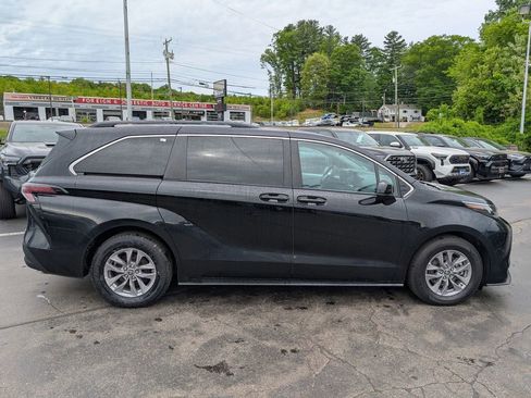 Used 2025 Toyota Sienna LE AWD/4WD image 9