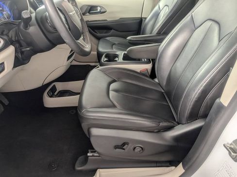 Used 2023 Chrysler Pacifica Touring-L FWD image 12