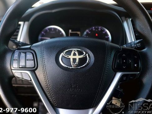 Used 2019 Toyota Highlander LE image 16