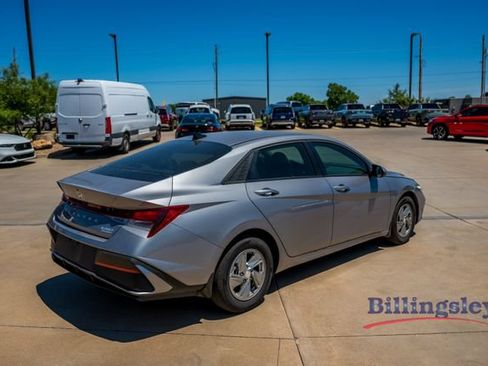 Used 2026 Hyundai Elantra SE FWD image 5