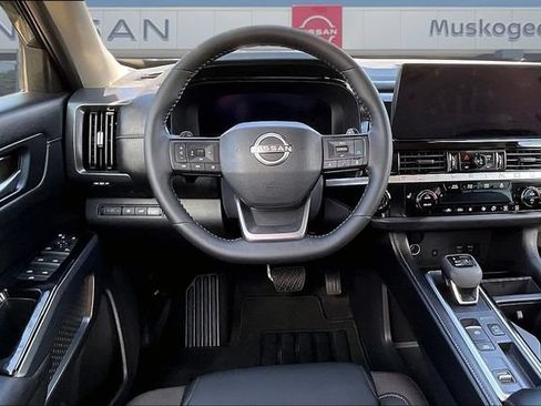 Used 2026 Nissan Pathfinder SL FWD image 8