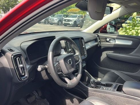 Used 2019 Volvo XC40 T5 Momentum AWD/4WD image 2