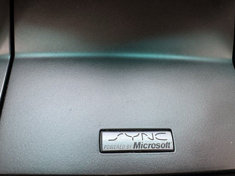 Used 2015 Ford Explorer XLT w/ Equipment Group 202A FWD image 32