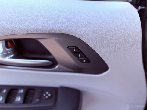 Used 2024 Chrysler Pacifica Touring-L image 21