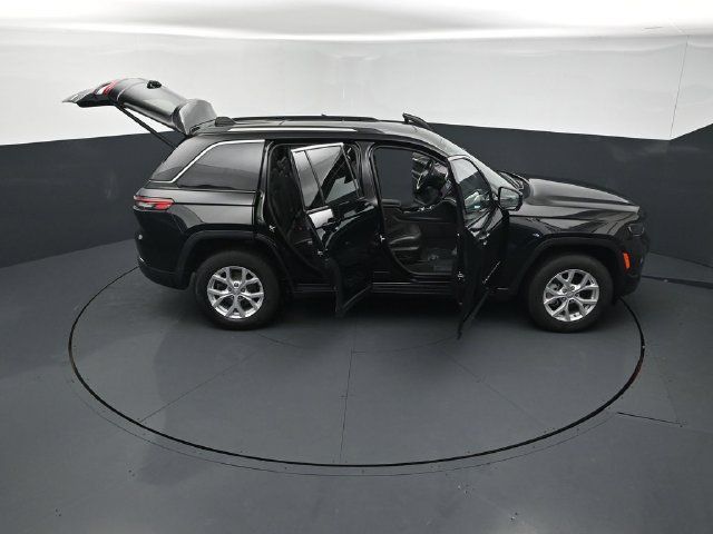Used 2023 Jeep Grand Cherokee Limited w/ Luxury Tech Group II AWD/4WD image 30