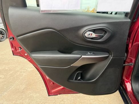 Used 2020 Jeep Cherokee Latitude Plus image 14