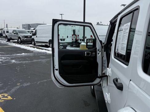 Used 2022 Jeep Wrangler Unlimited Sahara w/ LED Lighting Group image 12