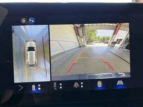 New 2026 Chevrolet Equinox LT w/ Convenience Package II FWD image 24