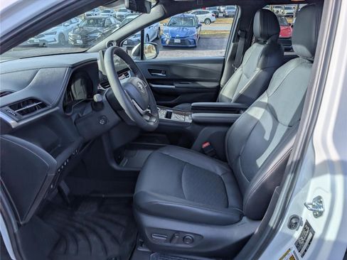 Used 2025 Toyota Sienna Platinum image 22