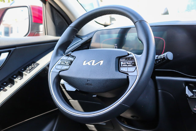 Certified 2025 Kia Niro EX FWD image 16