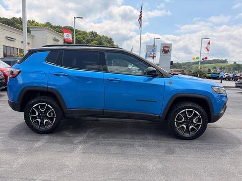 Used 2025 Jeep Compass Trailhawk AWD/4WD image 3