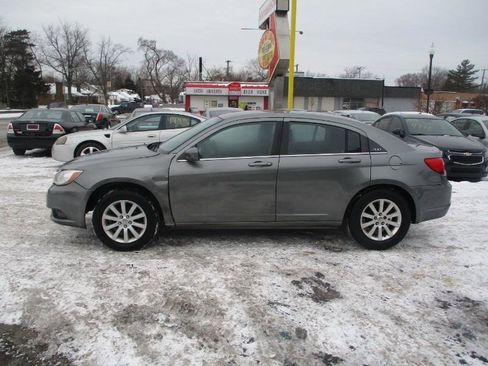 Used 2012 Chrysler 200 Touring FWD image 4