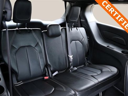 Used 2025 Chrysler Pacifica Select image 18