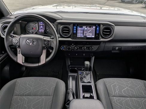 Used 2017 Toyota Tacoma TRD Off-Road image 16