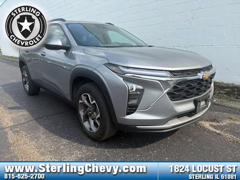 Used 2025 Chevrolet Trax LT FWD image 1