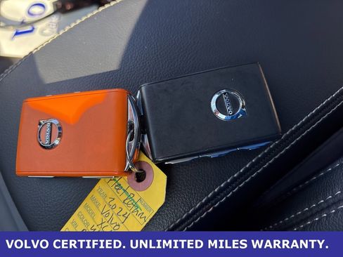 Used 2024 Volvo XC40 B5 Plus image 24