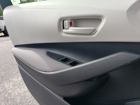 Used 2025 Toyota Corolla LE FWD image 11