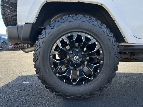 Used 2015 Jeep Wrangler Unlimited Rubicon image 32