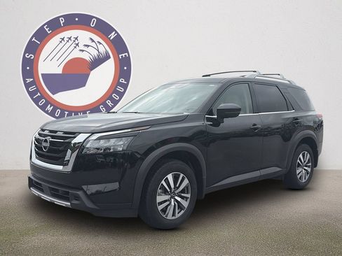 Used 2025 Nissan Pathfinder SL FWD image 2