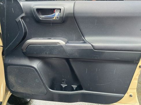 Used 2017 Toyota Tacoma TRD Off-Road image 19