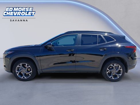 Used 2025 Chevrolet Trax LT w/ Sunroof Package FWD image 2