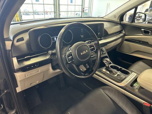 Used 2022 Kia Carnival LX image 23