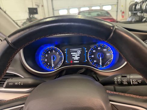 Used 2017 Chrysler Pacifica Touring-L image 11