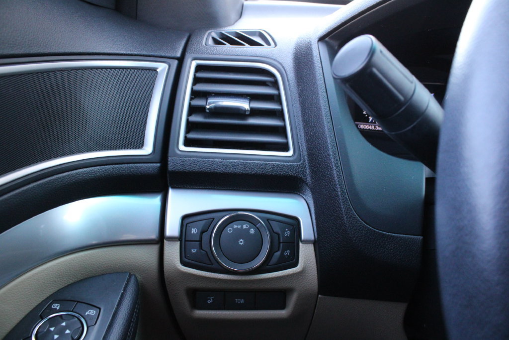 Used 2017 Ford Explorer XLT w/ Equipment Group 202A AWD/4WD image 8