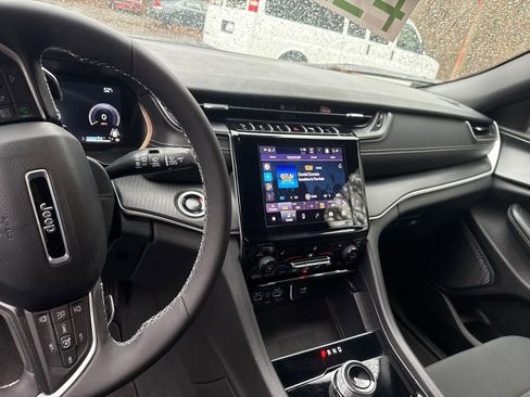 Used 2025 Jeep Grand Cherokee Laredo w/ Luxury Tech Group I image 14