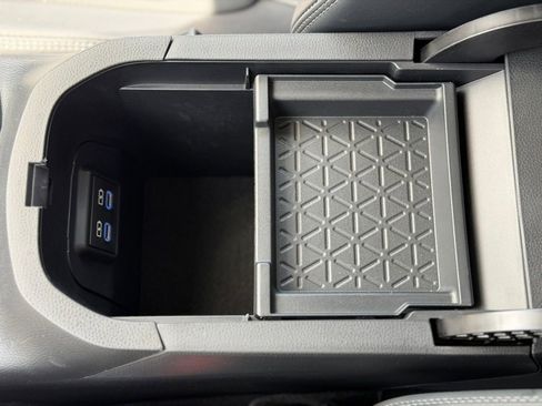 Used 2022 Toyota RAV4 Limited AWD/4WD image 22
