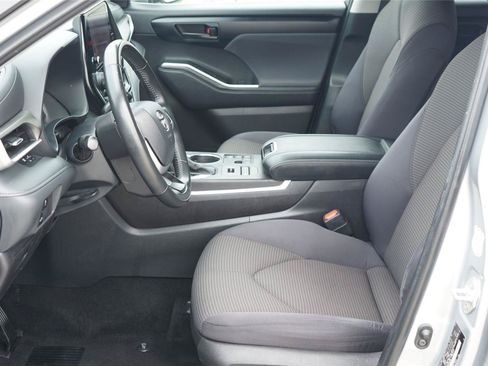 Used 2023 Toyota Highlander LE AWD/4WD image 10