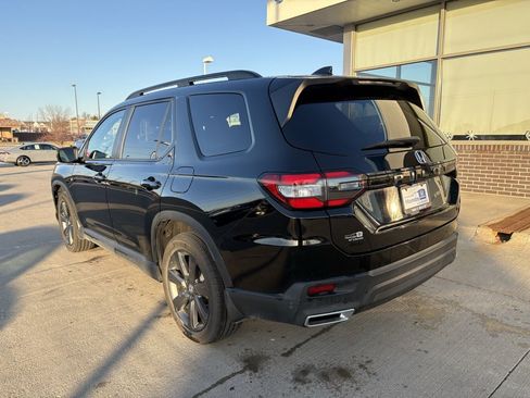 Used 2025 Honda Pilot Sport image 7