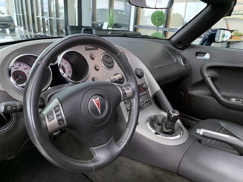 Used 2006 Pontiac Solstice Convertible w/ Premium Package RWD image 8