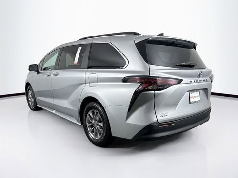 Certified 2025 Toyota Sienna XLE FWD image 13