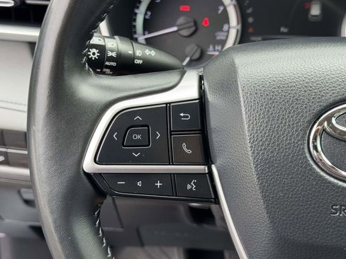 Used 2024 Toyota Highlander XLE FWD image 11