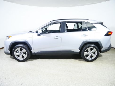 Used 2021 Toyota RAV4 XLE Premium AWD/4WD image 4