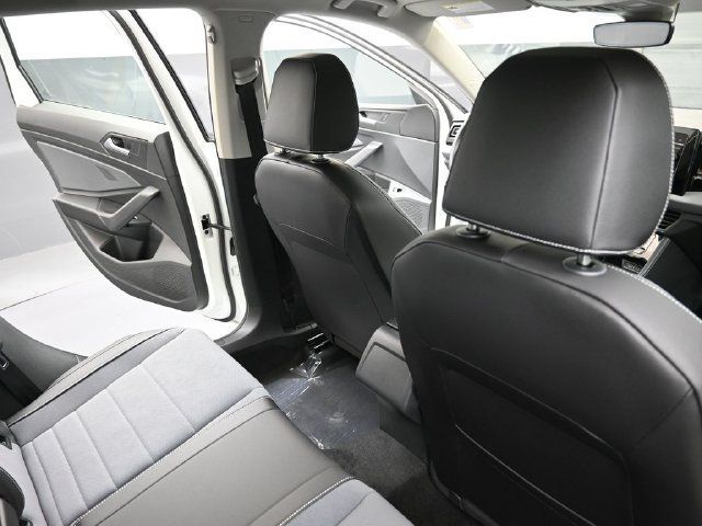 Used 2026 Volkswagen Jetta SE FWD image 15