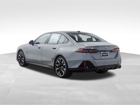 Used 2026 BMW 550e xDrive image 4