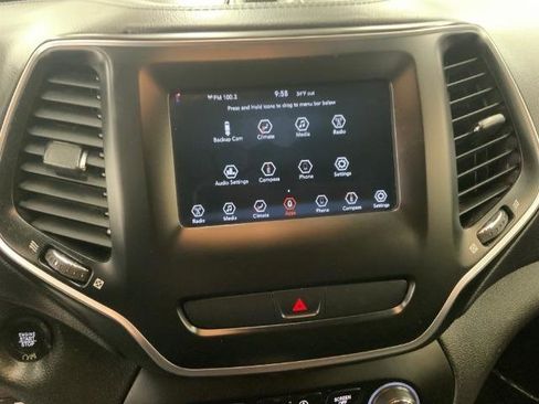 Used 2019 Jeep Cherokee Latitude Plus AWD/4WD image 17