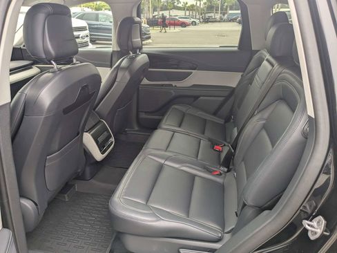 Used 2025 Lincoln Nautilus Premier AWD/4WD image 15