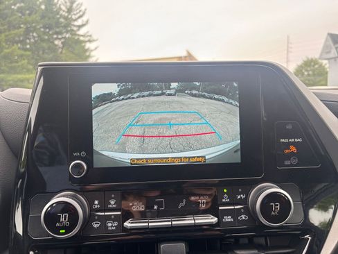 Used 2025 Toyota Highlander LE FWD image 25