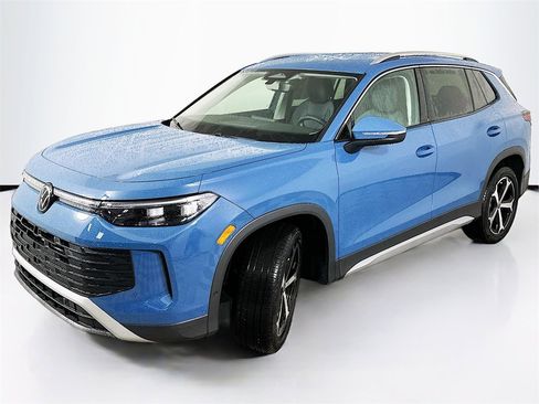 New 2025 Volkswagen Tiguan SE image 2